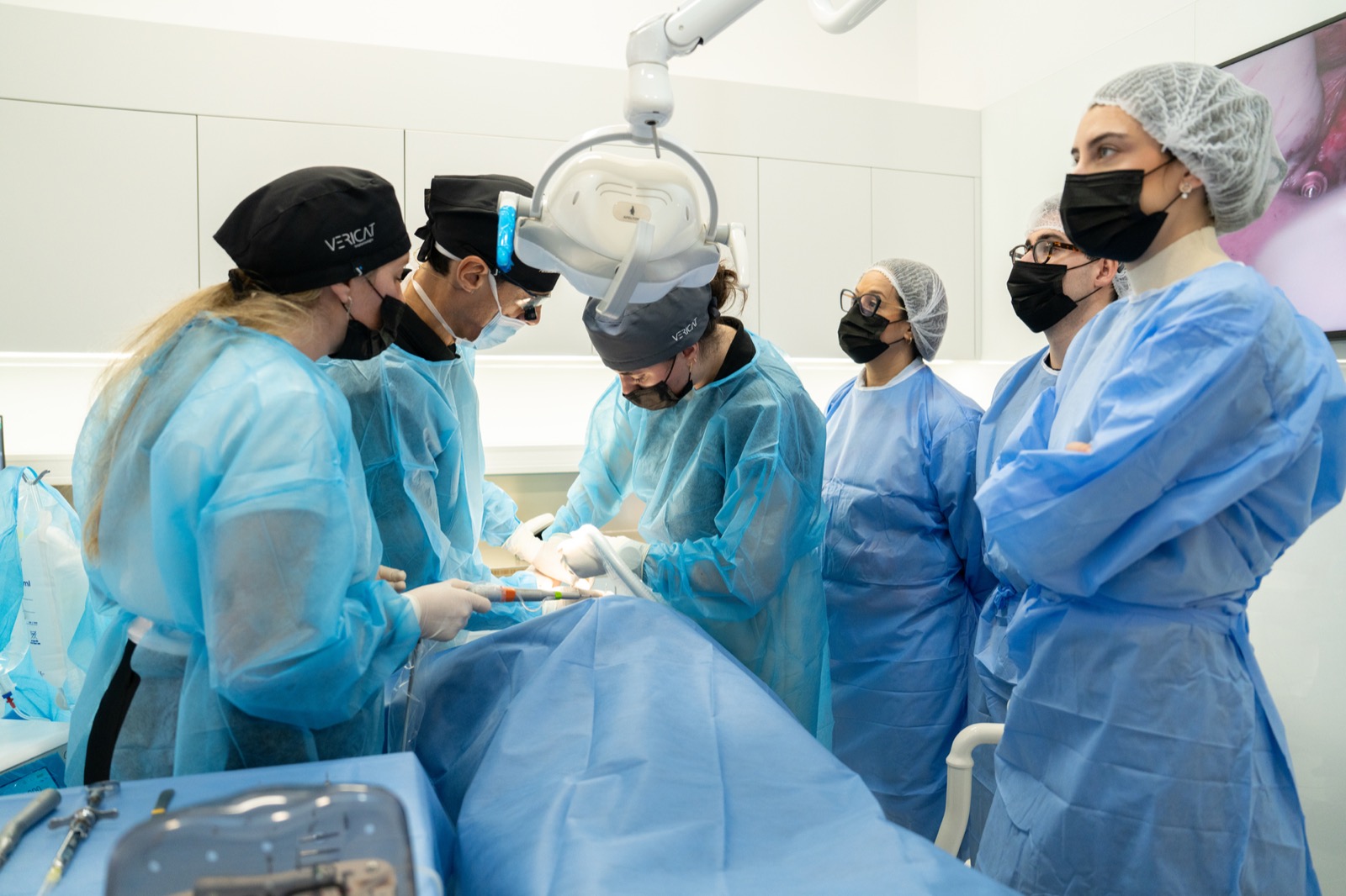 Taller de implantes cigomáticos con alumnos del Máster en quirófano